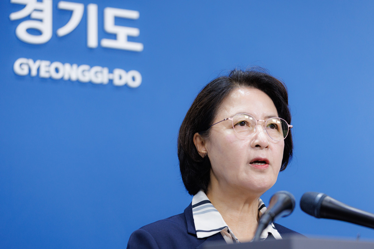 ▲추미애 경기도지사가 5일 경기도청 브리핑룸에서 기자회견을 열고 '경기도 재정 비상 상황'을 공식 선언하고 있다.
추 지사는 20년 만의 지방채 발행과 9개월치 민생예산 편성 실태를 공개하며 4대 재정 정상화 방안을 밝혔다. (경기도)