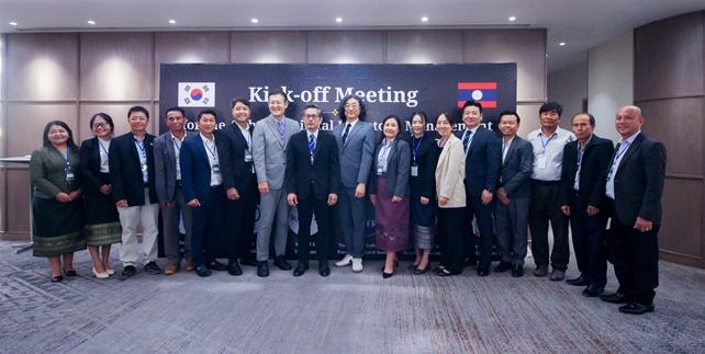 ▲와이비즈 정승백 대표(가운데)가 '라오스 축산 디지털 개체관리 및 현대화 지원 사업' 관계자들과 기념촬영을 하고 있다. (숭실대)
