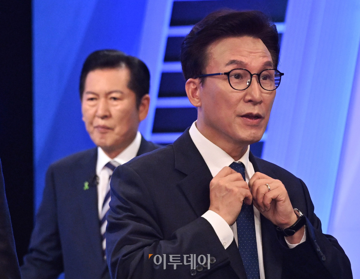 ▲김민석(오른쪽)·정청래 더불어민주당 당대표 후보가 5일 서울 여의도 KBS에서 당대표 후보자 토론회를 준비하고 있다. 국회사진기자단