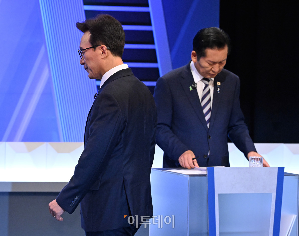 ▲김민석(왼쪽)·정청래 더불어민주당 당대표 후보가 5일 서울 여의도 KBS에서 당대표 후보자 토론회를 준비하고 있다. 국회사진기자단
