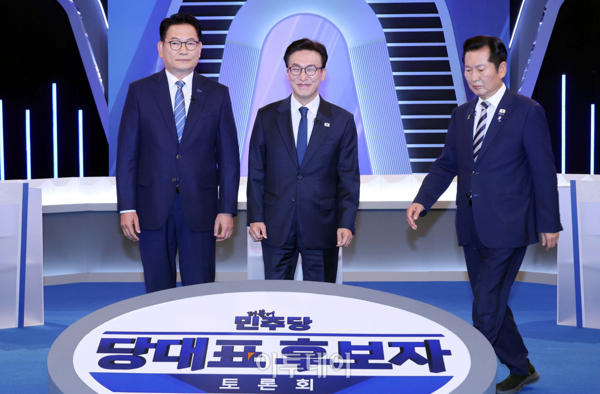 ▲송영길(왼쪽부터)·김민석·정청래 더불어민주당 당대표 후보가 5일 서울 여의도 KBS에서 TV토론회 시작 전 기념촬영 준비를 하고 있다. 국회사진기자단