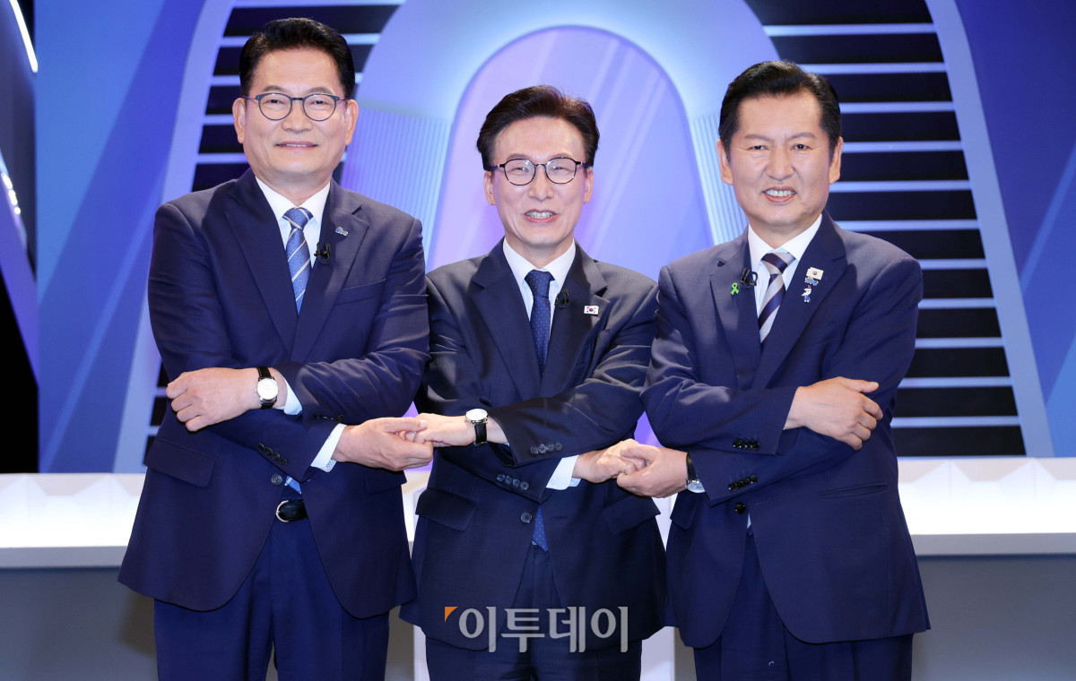 ▲송영길(왼쪽부터)·김민석·정청래 더불어민주당 당대표 후보가 5일 서울 여의도 KBS에서 TV토론회 시작 전 기념촬영을 하고 있다. 국회사진기자단