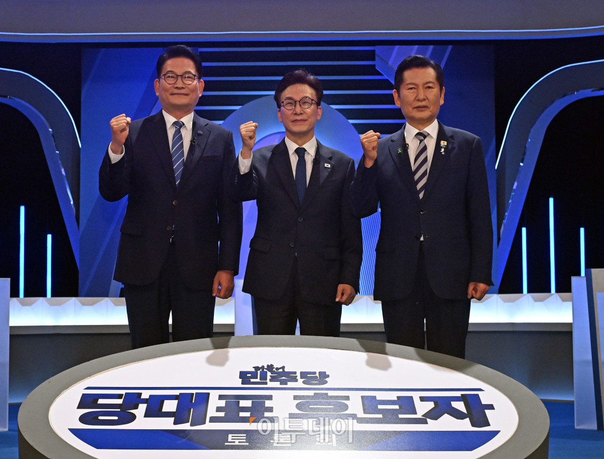 ▲송영길(왼쪽부터)·김민석·정청래 더불어민주당 당대표 후보가 5일  서울 여의도 KBS에서 TV토론회 시작 전 기념촬영을 하고 있다. 국회사진기자단