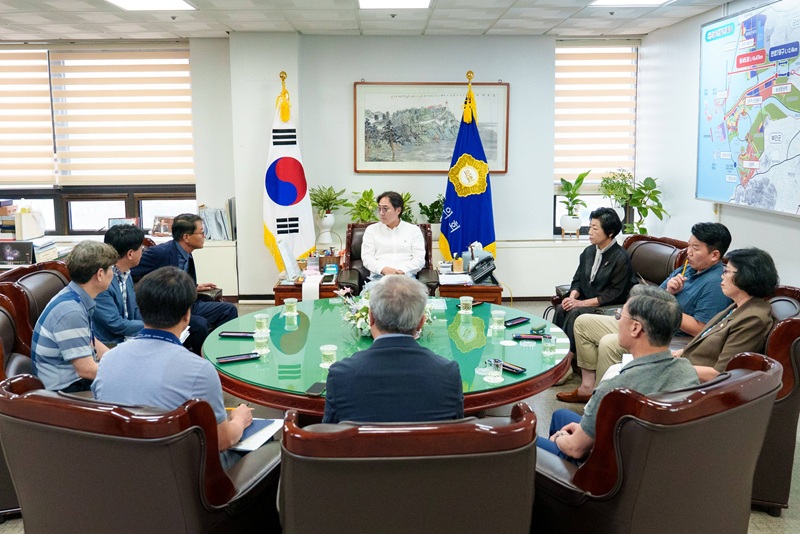 ▲군산시와 군산시의회 의장단이 긴급 간담회를 열고 새만금신항 관할권 확보와 현대차 투자 등 주요 현안의 공동 대응 방안을 논의하고 있다. (사진제공=군산시)