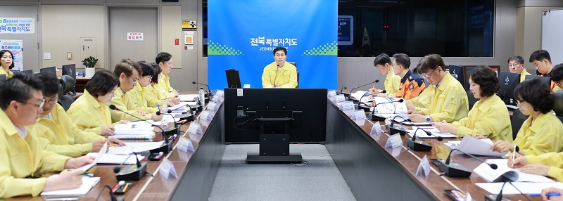 ▲이원택 전북특별자치도지사가 재난안전상황실에서 실국장과 14개 시·군 관계자들이 참석해 폭염·가뭄 대응 추진상황 긴급대책 점검회의를 주재하고 있다. (사진제공=전북특별자치도)