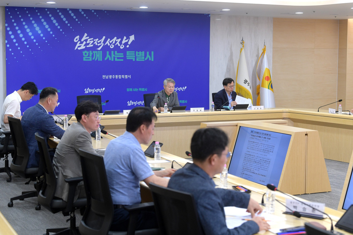 ▲민형배 전남광주통합특별시장이 호남권 반도체 클러스터 지정 대응상황 점검회의를 주재하고 있다. (사진제공=전남광주통합특별시)