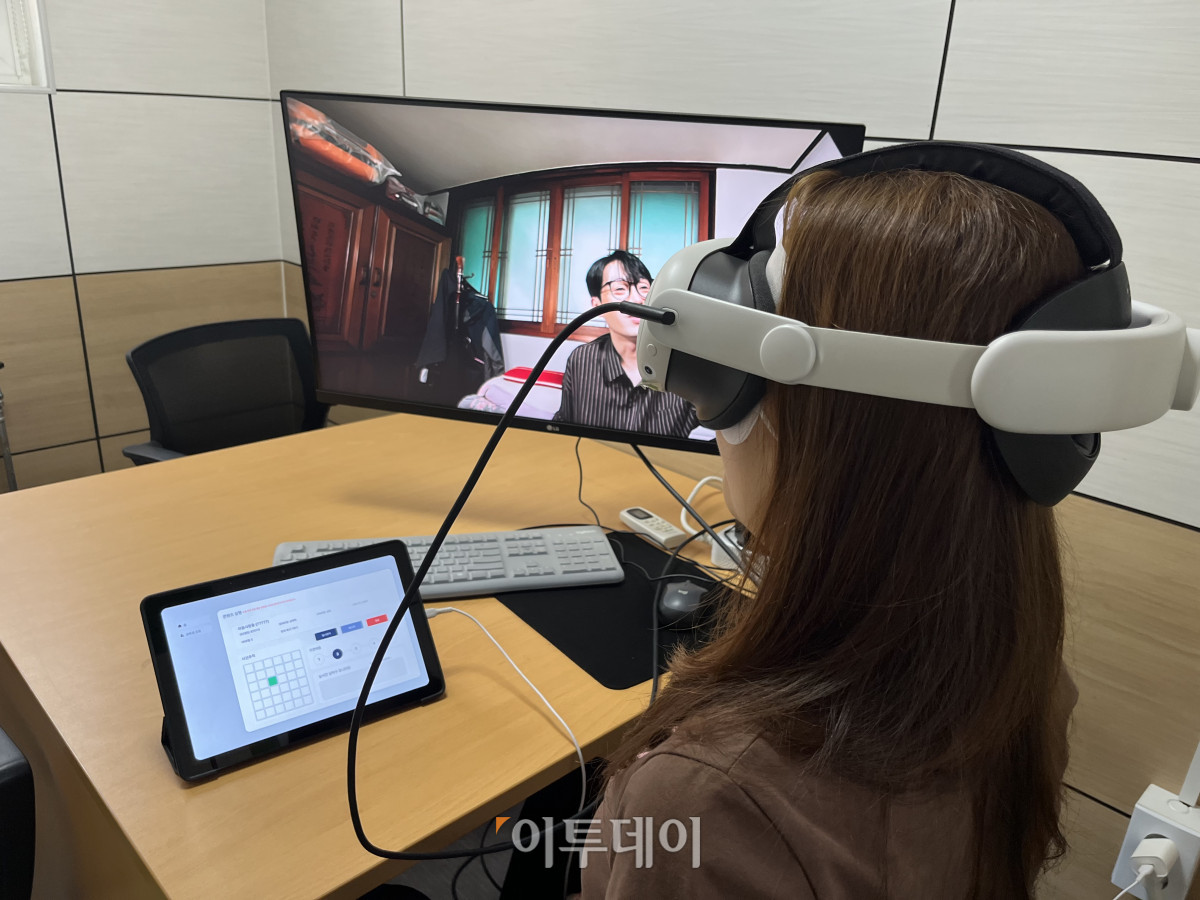 ▲4일 서울남부교도소 심리치료센터에서 기자가 수형자 대상 VR 심리치료 프로그램을 체험하고 있다. 모니터에는 기자가 VR 기기를 통해 보고 있는 장면이 실시간으로 표시된다. 심리치료사는 태블릿으로 수형자의 시선 위치를 확인할 수 있어 교육에 집중하지 않거나 시선이 이탈할 경우 즉시 주의를 줄 수 있다. (박진희 기자 jinhee12@)
