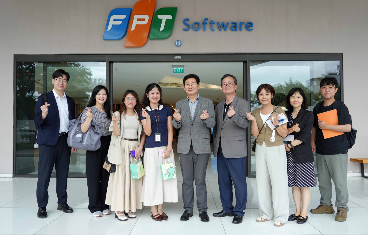 ▲이상일 용인특례시장(가운데)과 용인시 대표단이 5일 FPT 소프트웨어 시설을 시찰한 뒤 기념촬영을 하고 있다. (용인특례시)