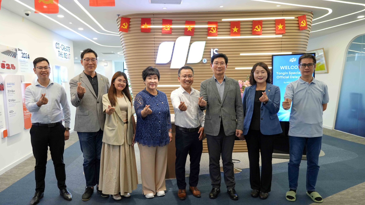 ▲이상일 용인특례시장(오른쪽 셋째)과 장정순 용인특례시의회 의장(왼쪽 넷째), 신나연 용인특례시의회 자치행정위원장(오른쪽 둘째), 강영웅 용인특례시의원(왼쪽 둘째)이 5일 다낭 제2소프트웨어파크에 위치한 FPT 정보시스템을 방문해 응우옌까오타인 FPT 반도체 현장관리자(오른쪽 넷째) 등 FPT 그룹 관계자와 기념촬영을 하고 있다. (용인특례시)