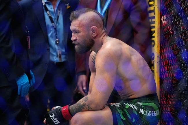 ▲지난달 11일(현지시간) 토요일 라스베이거스에서 열린 UFC 329 종합격투기 이벤트의 웰터급 경기에서 코너 맥그리거가 맥스 할로웨이에게 패한 뒤 반응하고 있다. (AP/연합뉴스)