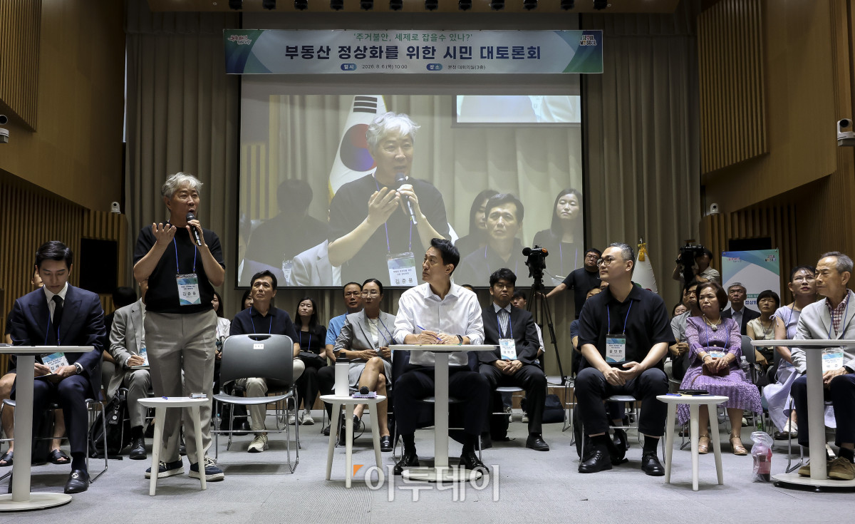 ▲오세훈 서울시장이 6일 서울 중구 서울시청에서 열린 '서울시 주택정책 대토론회'에서 참석자들의 발언을 경청하고 있다. 부동산 정상화를 위한 시민 대토론회를 주제로 열린 이날 토론회는 정부의 세제개편안 발표 이후 전월세 가격 상승과 내 집 마련 기회 축소, 실거주자 과세 부담 등 시민들의 우려가 커지자 서울시가 대화의 장을 마련하기 위해 마련한 공개 토론회다. 고성준 기자 joonko1@