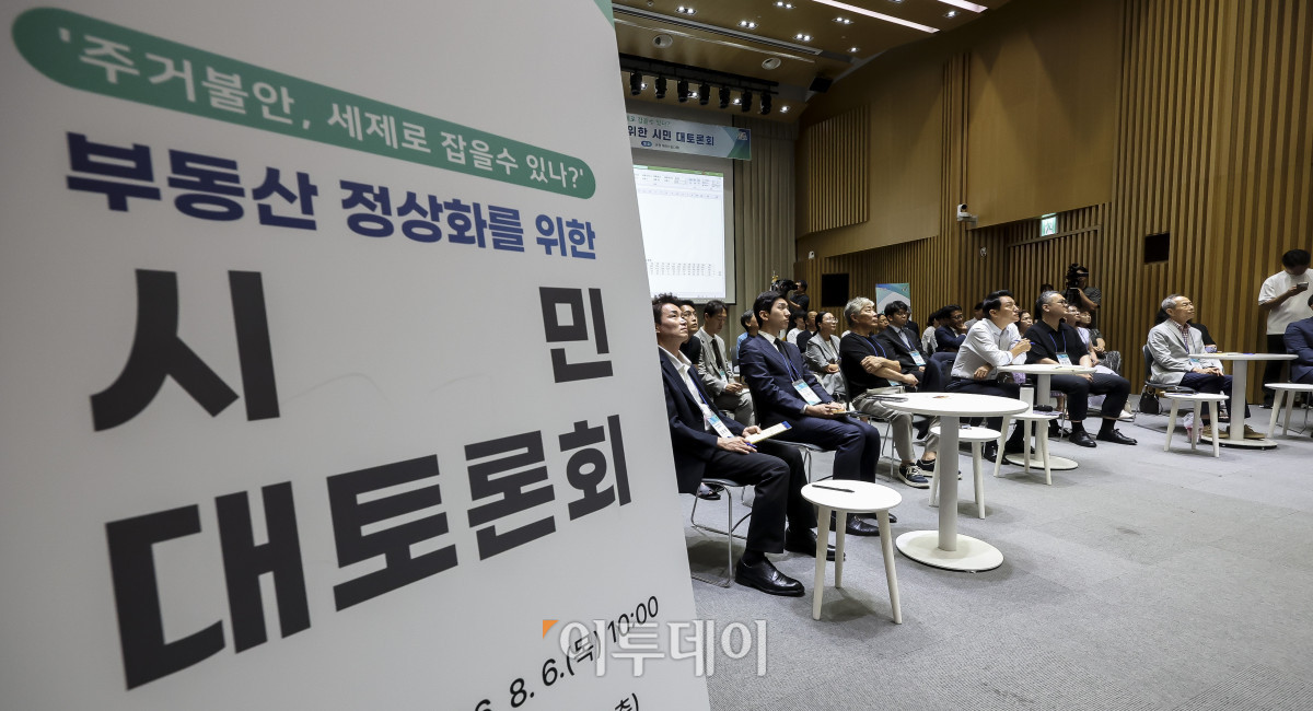 ▲오세훈 서울시장이 6일 서울 중구 서울시청에서 열린 '서울시 주택정책 대토론회'에서 참석자들의 발언을 경청하고 있다. 부동산 정상화를 위한 시민 대토론회를 주제로 열린 이날 토론회는 정부의 세제개편안 발표 이후 전월세 가격 상승과 내 집 마련 기회 축소, 실거주자 과세 부담 등 시민들의 우려가 커지자 서울시가 대화의 장을 마련하기 위해 마련한 공개 토론회다. 고성준 기자 joonko1@