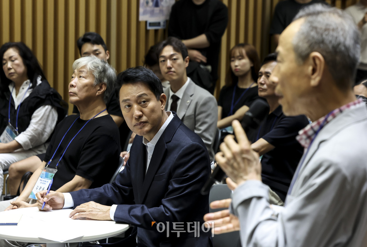 ▲오세훈 서울시장이 6일 서울 중구 서울시청에서 열린 '서울시 주택정책 대토론회'에서 참석자들의 발언을 경청하고 있다. 부동산 정상화를 위한 시민 대토론회를 주제로 열린 이날 토론회는 정부의 세제개편안 발표 이후 전월세 가격 상승과 내 집 마련 기회 축소, 실거주자 과세 부담 등 시민들의 우려가 커지자 서울시가 대화의 장을 마련하기 위해 마련한 공개 토론회다. 고성준 기자 joonko1@