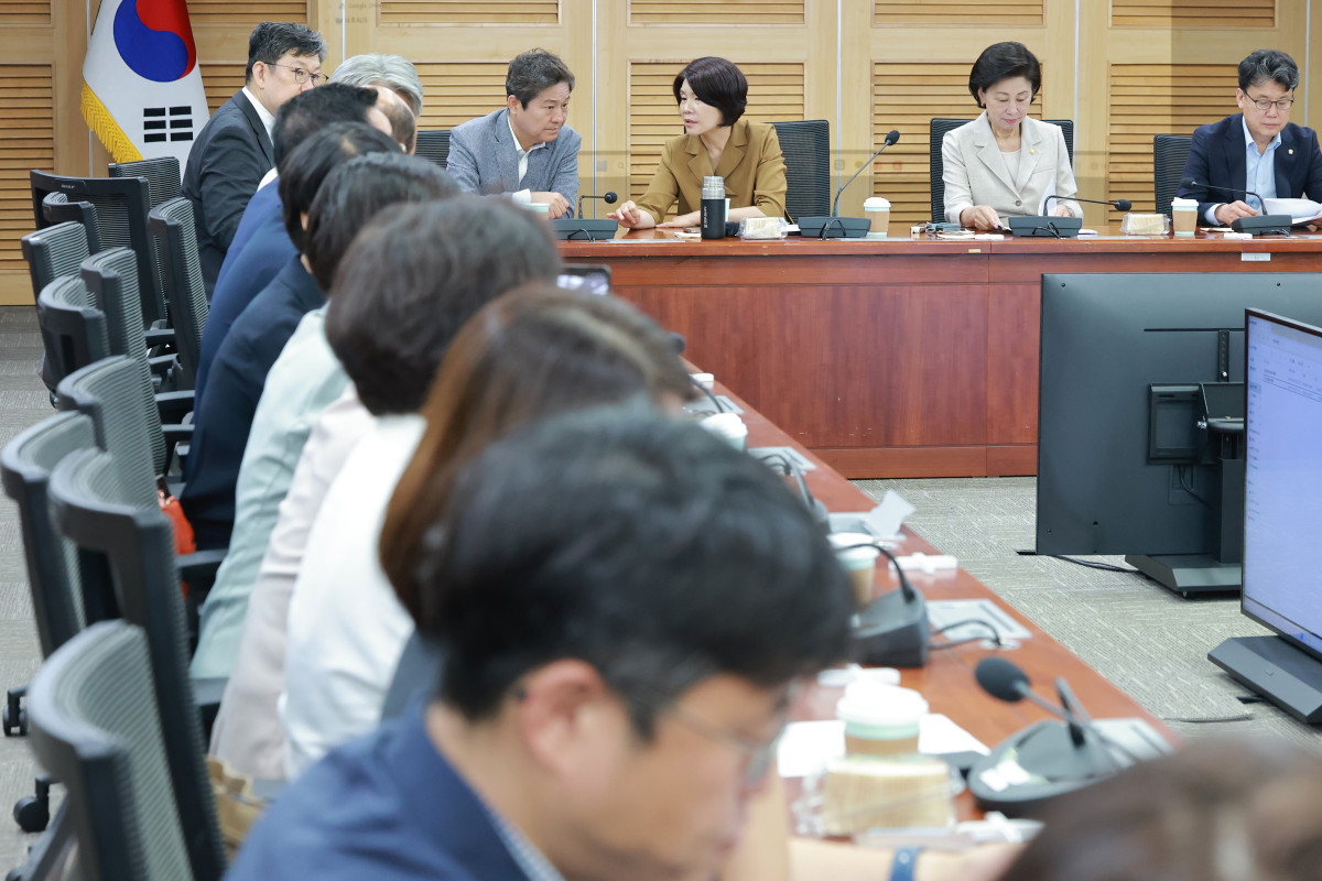 ▲6일 국회 의원회관에서 더불어민주당 서울시당이 연 부동산 정책 간담회에서 민주당 김영배 의원과 정책위의장인 한정애 의원이 대화하고 있다. 사진=연합뉴스