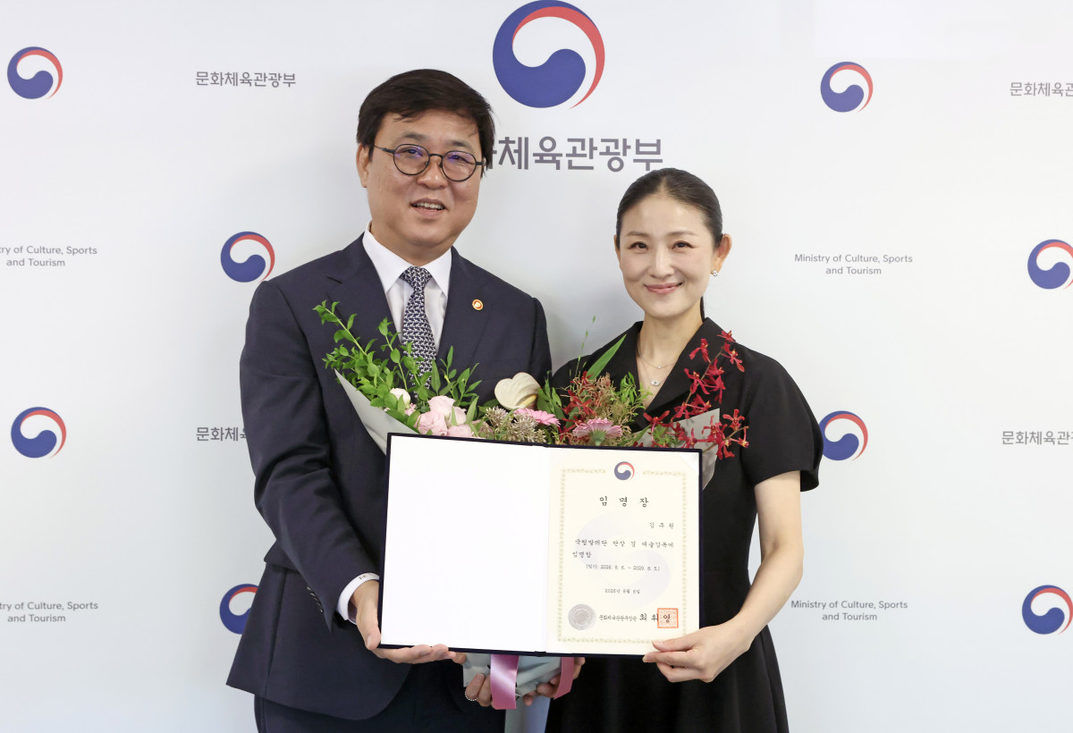 ▲6일 최휘영 장관은 이날 김주원 신임 단장에게 임명장을 수여했다. 김주원 신임 단장은 러시아 볼쇼이 발레학교를 졸업한 뒤 국립발레단에 입단해 수석무용수로 활동했다. 이후 국내 대표 발레리나로 무대에 섰다. (사진제공=문체부)