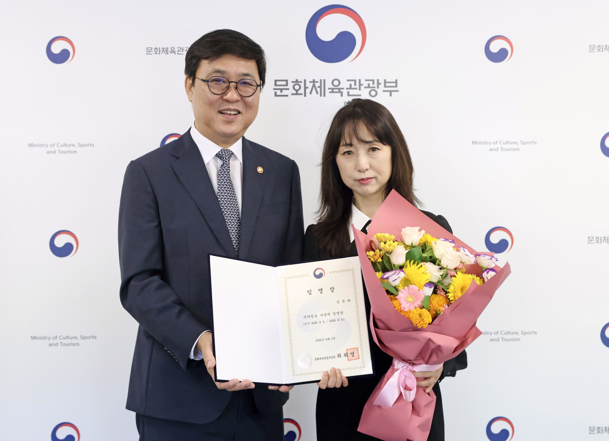 ▲6일 최휘영 장관은 이날 김은하 신임 사장에게 임명장을 수여했다. 김 신임 사장은 이화여자대학교 국악과와 동 대학원을 졸업했다. 2000년 국악방송에 입사한 뒤 라디오제작부와 광주국악방송, 국악방송 심의감사실 등을 거치며 현장 경험을 쌓았다. (사진제공=문체부)