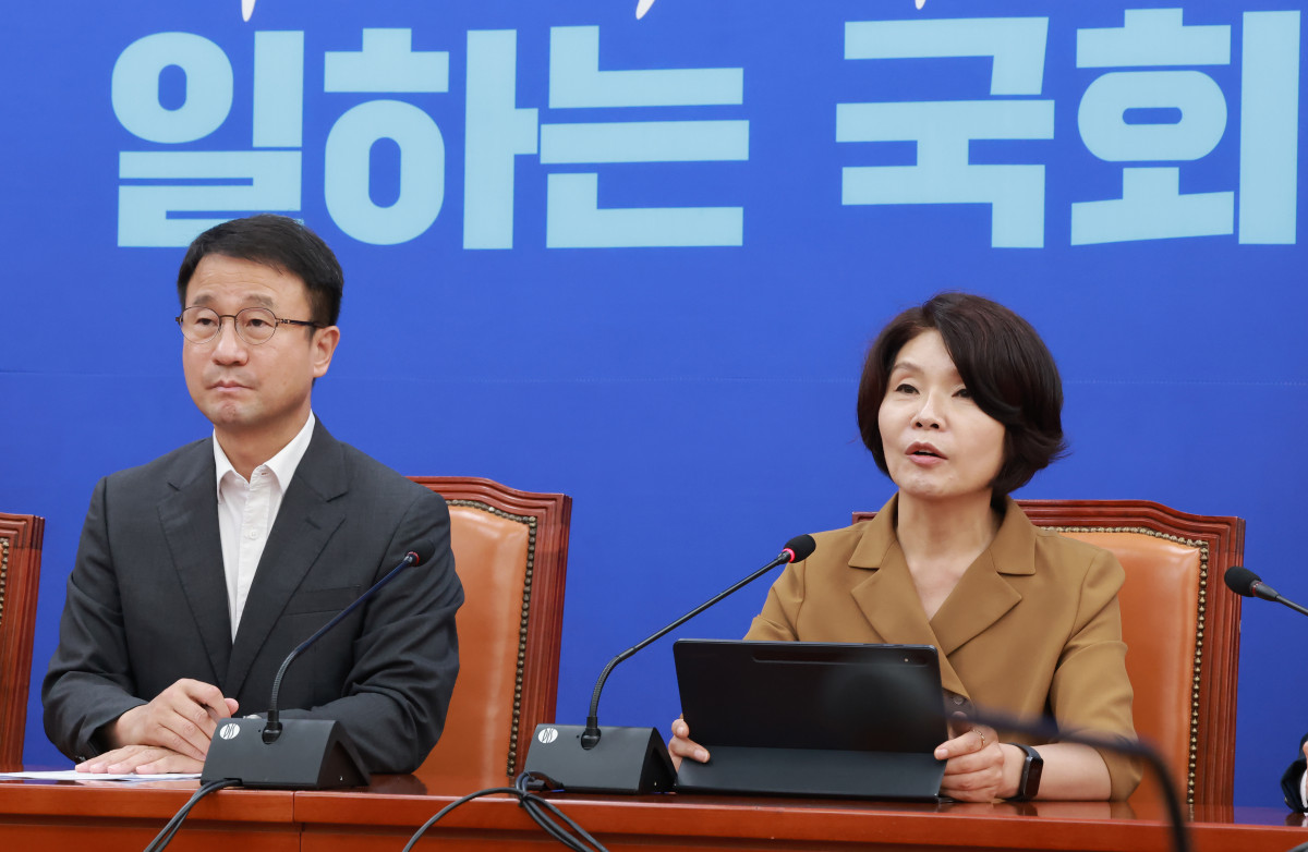 ▲더불어민주당 한정애 정책위의장이 6일 국회에서 열린 정책조정회의에 참석해 발언하고 있다. 왼쪽은 한병도 대표 직무대행 겸 원내대표. 사진=연합뉴스