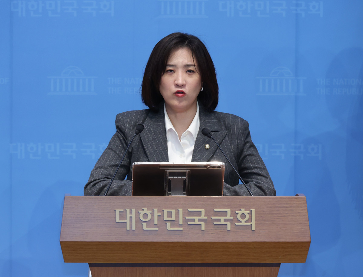 ▲최보윤 국민의힘 수석대변인이 2월 19일 오후 서울 여의도 국회 소통관에서 현안 논평을 하고 있다. 사진=뉴시스