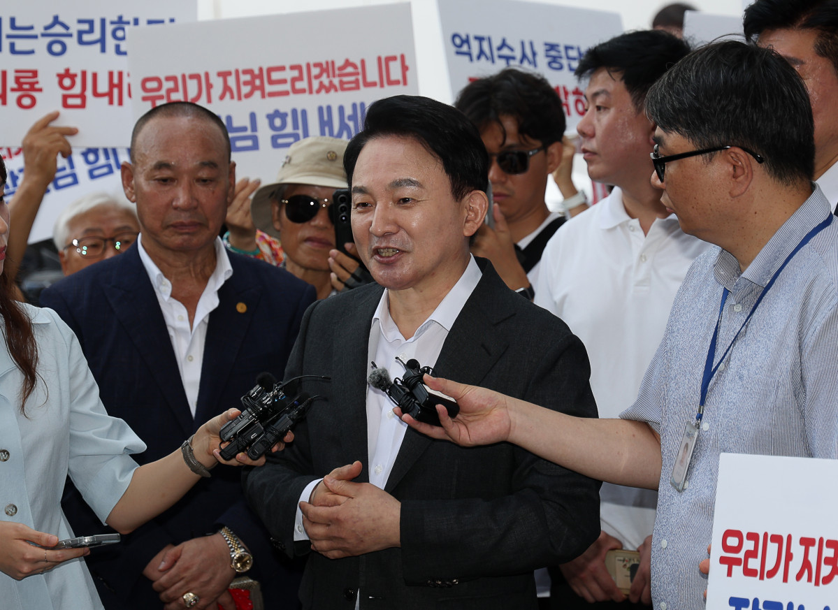 ▲원희룡 전 국토교통부 장관이 6일 오전 경기도 과천시 2차 종합특검 사무실로 직권남용 혐의 관련 피의자 조사를 받기 위해 출석하며 취재진 질문에 답하고 있다. (뉴시스)