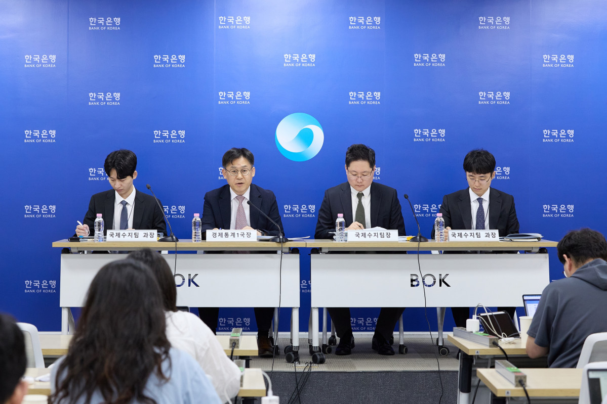 ▲6일 오전 서울 중구 한국은행에서 열린 2026년 6월 국제수지(잠정) 설명회사진 왼쪽부터 김준영 국제수지팀 과장, 김영환 경제통계1국장, 박성곤 국제수지팀장, 임연빈 국제수지팀 과장. (사진제공=한국은행)