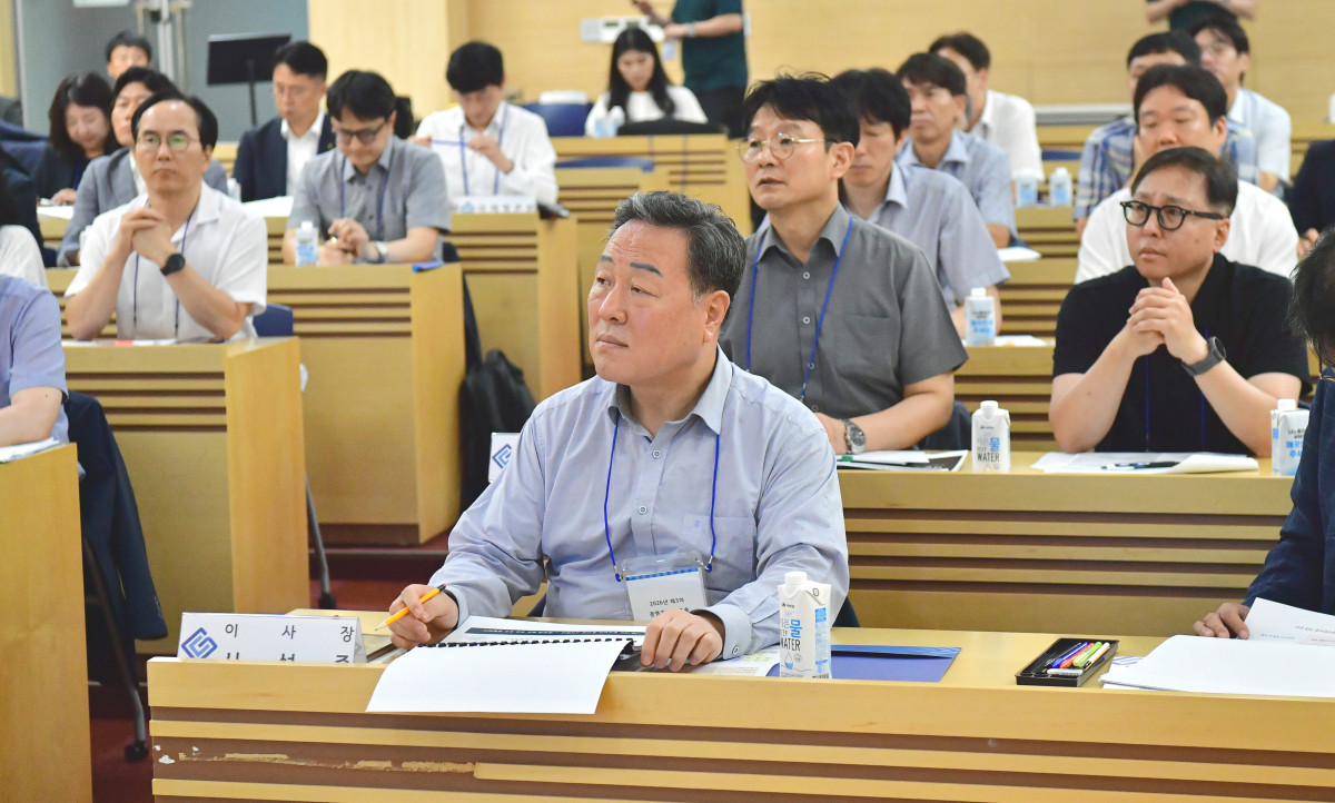 ▲시석중 경기신용보증재단 이사장과 임원·부서장·센터장·지점장 등 약 50명이 6일 남양주시 정약용도서관에서 열린 '2026년 제3차 경영전략 워크숍'에서 하반기 추진 계획 발표를 듣고 있다. (경기신용보증)