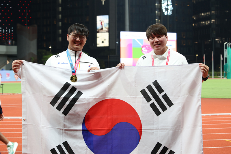 ▲아시아U20육상경기선수권대회 당시 박시훈, 김현우 코치. (사진제공=대한육상연맹)