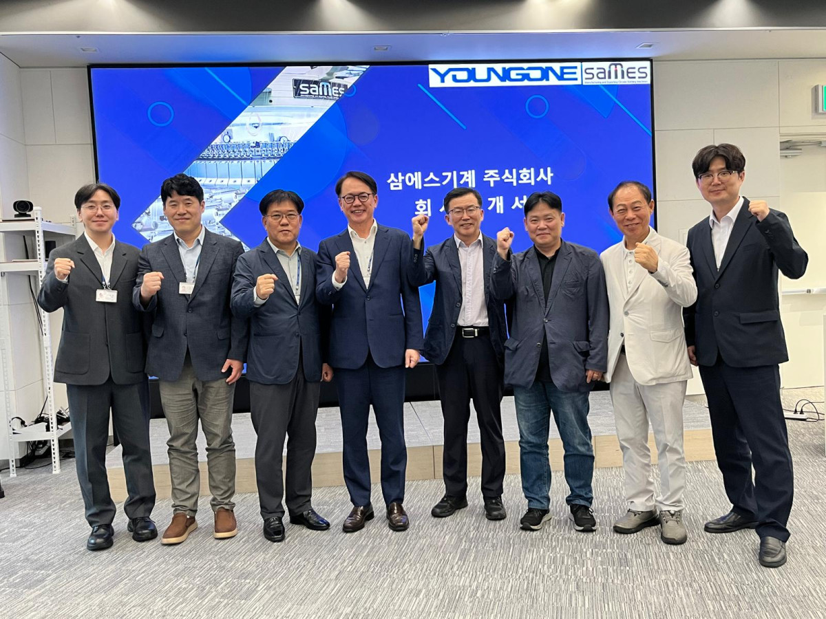 ▲영원무역과 삼에스기계 관계자들이 6일 영원무역 명동빌딩에서 글로벌 생산기지 환편기 장비공급에 대한 업무협약을 맺었다. (사진제공=영원무역)