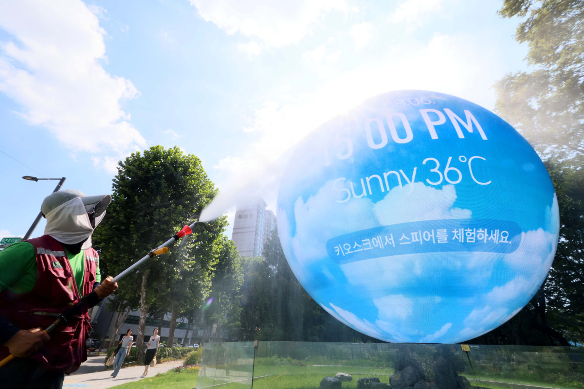 ▲연일 40도 안팎까지 치솟는 극한폭염이 계속되는 가운데 6일 서울 송파구 석촌호수의 미디어아트 조형물 ‘더 스피어’ 앞에서 관계자가 지면 온도를 낮추기 위해 물을 뿌리고 있다. 폭염은  7일 절정에 이른 뒤 주말부터 다소 누그러지겠다. 다만 서쪽 내륙은 주말에도 낮 기온이 36도 안팎까지 오르고, 다음 주에도 내륙의 최고체감온도가 35도 이상을 기록하는 등 평년보다 심한 무더위와 열대야는 계속될 전망이다. 신태현 기자 holjjak@