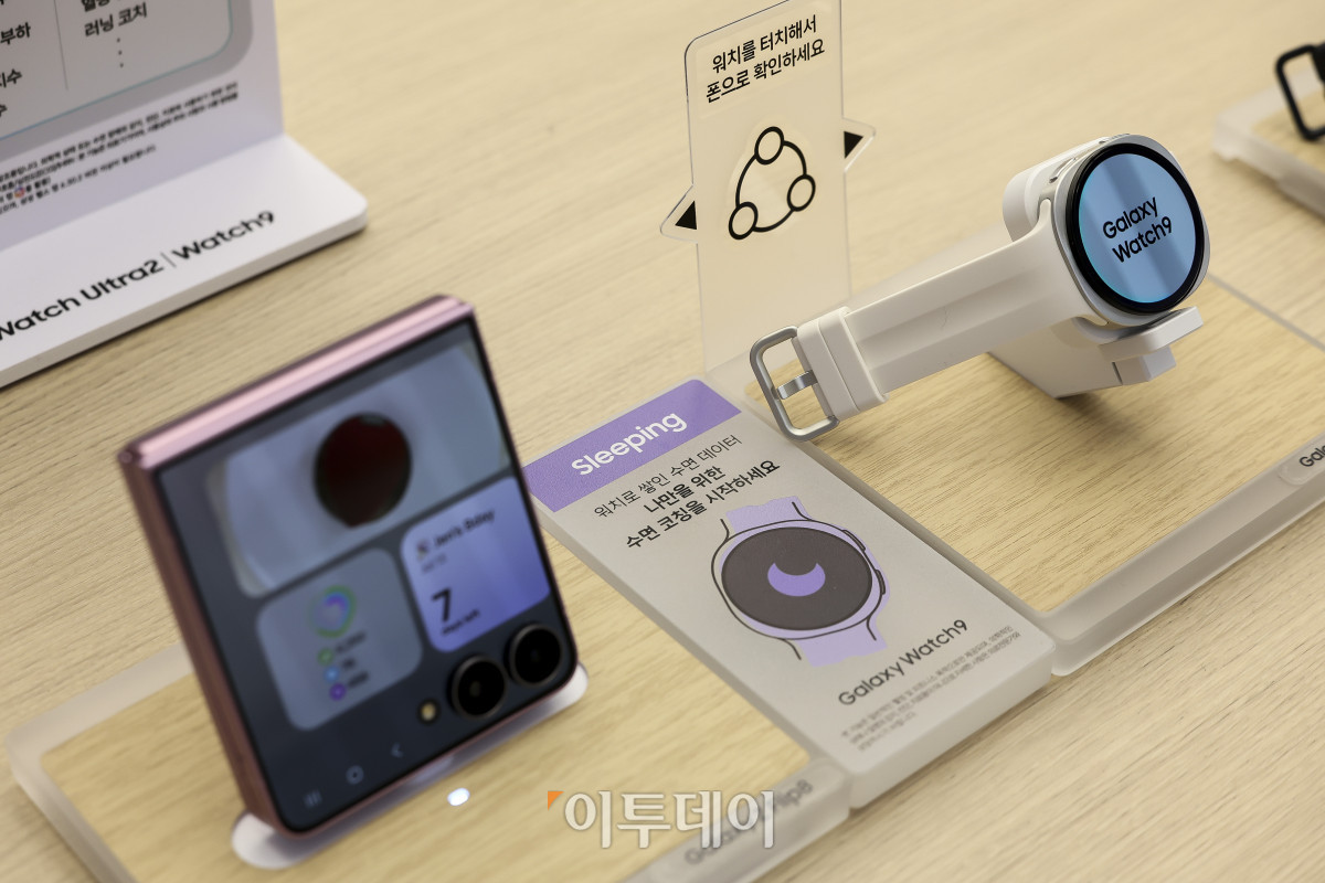 ▲삼성전자는 갤럭시 Z 폴드8 울트라·폴드8·플립8과 갤럭시 워치 울트라2·워치9을 7일부터 국내에 출시한다고 밝혔다. 앞서 신형 갤럭시 Z 시리즈는 지난달 28일부터 이달 3일까지 진행된 사전판매에서 144만대가 팔리며 역대 갤럭시 스마트폰 가운데 가장 많은 사전판매 기록을 세웠다. 사진은 이날 서울 서초구 삼성 강남에 진열된 갤럭시 Z플립 8과 워치9. 고성준 기자 joonko1@
