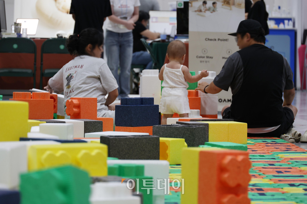 ▲올해 출산율 반등세가 이어지면서 7년 만에 0.9명대로 진입할 수 있다는 전망이 나오는 가운데 6일 서울 강서구 코엑스 마곡에서 열린 마곡 국제임신출산·유아교육박람회에서 관람객들이 전시장 놀이 체험을 하고 있다. 9일까지 열리는 이번행사에는 250개사 1000부스가 참여하며 태교 용품, 임산부 서비스, 출산 용품, 영유아 용품, 조기교육, 도서 등을 만날 수 있다. 고이란 기자 photoeran@