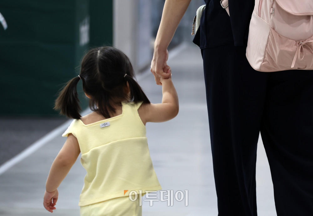 ▲올해 출산율 반등세가 이어지면서 7년 만에 0.9명대로 진입할 수 있다는 전망이 나오는 가운데 6일 서울 강서구 코엑스 마곡에서 열린 마곡 국제임신출산·유아교육박람회에서 관람객들이 전시장을 둘러보고 있다. 9일까지 열리는 이번행사에는 250개사 1000부스가 참여하며 태교 용품, 임산부 서비스, 출산 용품, 영유아 용품, 조기교육, 도서 등을 만날 수 있다. 고이란 기자 photoeran@