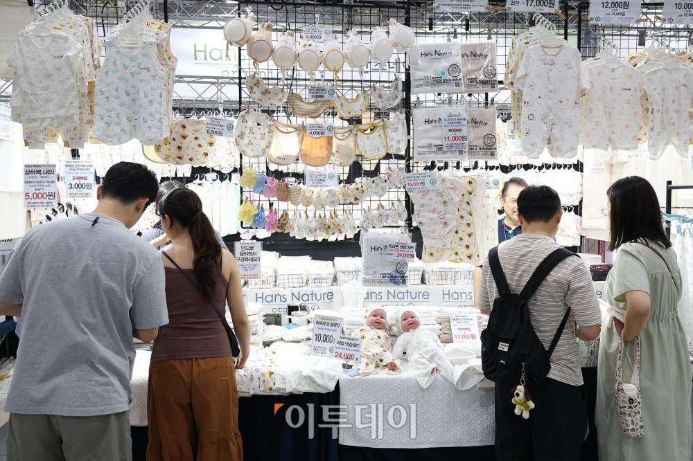 ▲올해 출산율 반등세가 이어지면서 7년 만에 0.9명대로 진입할 수 있다는 전망이 나오는 가운데 6일 서울 강서구 코엑스 마곡에서 열린 마곡 국제임신출산·유아교육박람회에서 관람객들이 전시장을 둘러보고 있다. 9일까지 열리는 이번행사에는 250개사 1000부스가 참여하며 태교 용품, 임산부 서비스, 출산 용품, 영유아 용품, 조기교육, 도서 등을 만날 수 있다. 고이란 기자 photoeran@