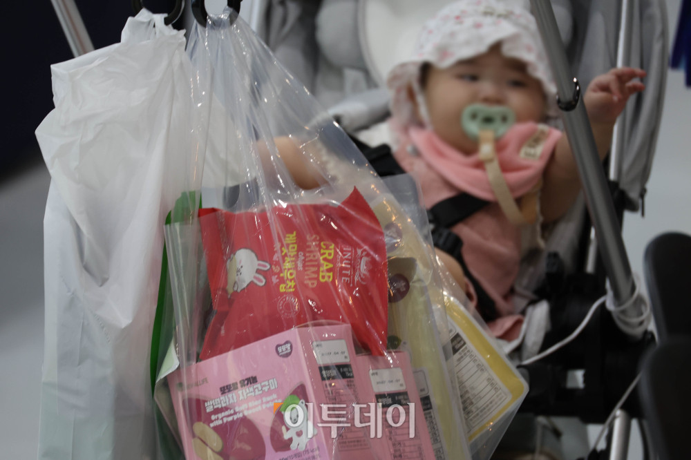 ▲올해 출산율 반등세가 이어지면서 7년 만에 0.9명대로 진입할 수 있다는 전망이 나오는 가운데 6일 서울 강서구 코엑스 마곡에서 열린 마곡 국제임신출산·유아교육박람회에서 관람객들이 전시장을 둘러보고 있다. 9일까지 열리는 이번행사에는 250개사 1000부스가 참여하며 태교 용품, 임산부 서비스, 출산 용품, 영유아 용품, 조기교육, 도서 등을 만날 수 있다. 고이란 기자 photoeran@