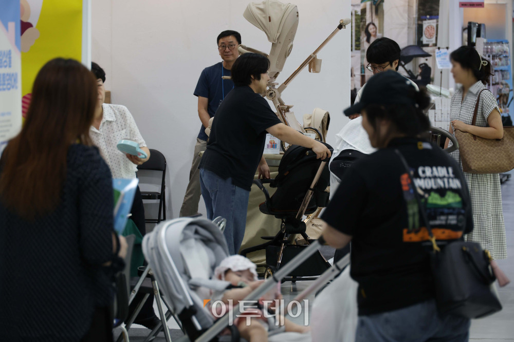 ▲올해 출산율 반등세가 이어지면서 7년 만에 0.9명대로 진입할 수 있다는 전망이 나오는 가운데 6일 서울 강서구 코엑스 마곡에서 열린 마곡 국제임신출산·유아교육박람회에서 관람객들이 전시장을 둘러보고 있다. 9일까지 열리는 이번행사에는 250개사 1000부스가 참여하며 태교 용품, 임산부 서비스, 출산 용품, 영유아 용품, 조기교육, 도서 등을 만날 수 있다. 고이란 기자 photoeran@