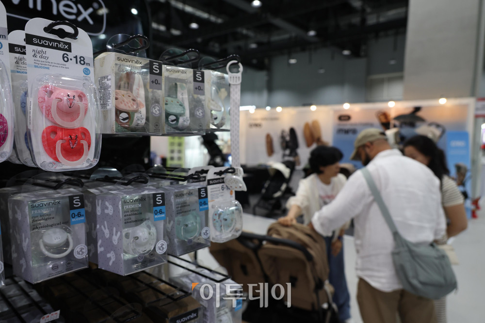 ▲올해 출산율 반등세가 이어지면서 7년 만에 0.9명대로 진입할 수 있다는 전망이 나오는 가운데 6일 서울 강서구 코엑스 마곡에서 열린 마곡 국제임신출산·유아교육박람회에서 관람객들이 전시장을 둘러보고 있다. 9일까지 열리는 이번행사에는 250개사 1000부스가 참여하며 태교 용품, 임산부 서비스, 출산 용품, 영유아 용품, 조기교육, 도서 등을 만날 수 있다. 고이란 기자 photoeran@