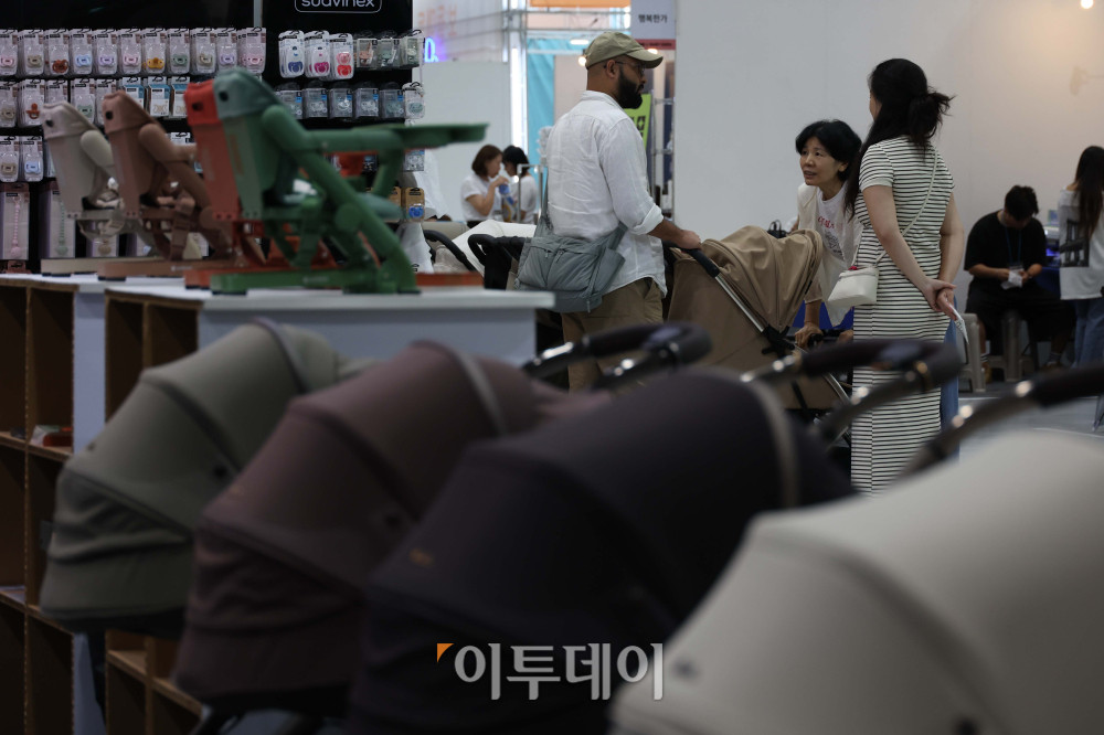 ▲올해 출산율 반등세가 이어지면서 7년 만에 0.9명대로 진입할 수 있다는 전망이 나오는 가운데 6일 서울 강서구 코엑스 마곡에서 열린 마곡 국제임신출산·유아교육박람회에서 관람객들이 전시장을 둘러보고 있다. 9일까지 열리는 이번행사에는 250개사 1000부스가 참여하며 태교 용품, 임산부 서비스, 출산 용품, 영유아 용품, 조기교육, 도서 등을 만날 수 있다. 고이란 기자 photoeran@
