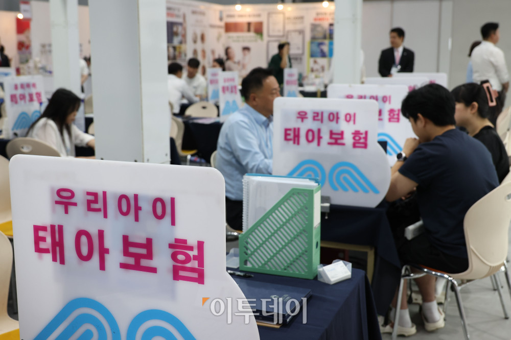 ▲올해 출산율 반등세가 이어지면서 7년 만에 0.9명대로 진입할 수 있다는 전망이 나오는 가운데 6일 서울 강서구 코엑스 마곡에서 열린 마곡 국제임신출산·유아교육박람회에서 관람객들이 보험상담을 받고 있다. 9일까지 열리는 이번행사에는 250개사 1000부스가 참여하며 태교 용품, 임산부 서비스, 출산 용품, 영유아 용품, 조기교육, 도서 등을 만날 수 있다. 고이란 기자 photoeran@