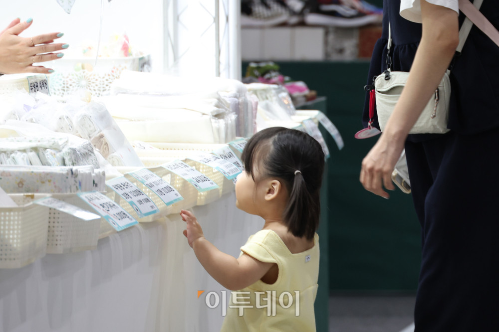 ▲올해 출산율 반등세가 이어지면서 7년 만에 0.9명대로 진입할 수 있다는 전망이 나오는 가운데 6일 서울 강서구 코엑스 마곡에서 열린 마곡 국제임신출산·유아교육박람회에서 관람객들이 전시장을 둘러보고 있다. 9일까지 열리는 이번행사에는 250개사 1000부스가 참여하며 태교 용품, 임산부 서비스, 출산 용품, 영유아 용품, 조기교육, 도서 등을 만날 수 있다. 고이란 기자 photoeran@