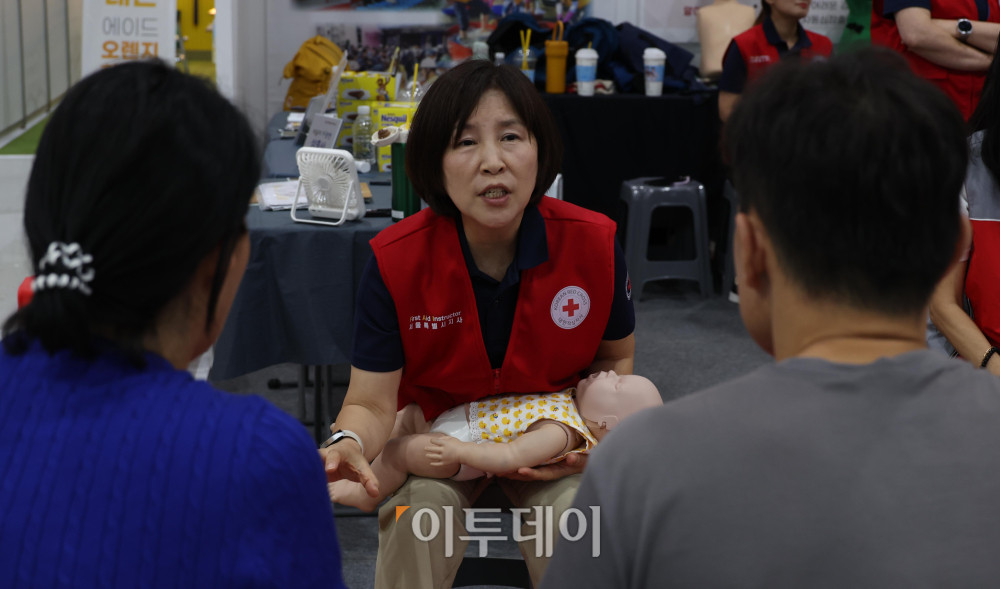 ▲올해 출산율 반등세가 이어지면서 7년 만에 0.9명대로 진입할 수 있다는 전망이 나오는 가운데 6일 서울 강서구 코엑스 마곡에서 열린 마곡 국제임신출산·유아교육박람회에서 관람객들이 교육을 받고 있다. 9일까지 열리는 이번행사에는 250개사 1000부스가 참여하며 태교 용품, 임산부 서비스, 출산 용품, 영유아 용품, 조기교육, 도서 등을 만날 수 있다. 고이란 기자 photoeran@