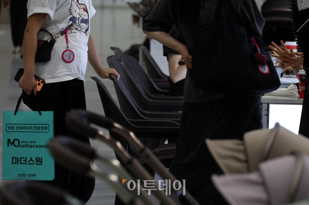 ▲올해 출산율 반등세가 이어지면서 7년 만에 0.9명대로 진입할 수 있다는 전망이 나오는 가운데 6일 서울 강서구 코엑스 마곡에서 열린 마곡 국제임신출산·유아교육박람회에서 관람객들이 전시장을 둘러보고 있다. 9일까지 열리는 이번행사에는 250개사 1000부스가 참여하며 태교 용품, 임산부 서비스, 출산 용품, 영유아 용품, 조기교육, 도서 등을 만날 수 있다. 고이란 기자 photoeran@