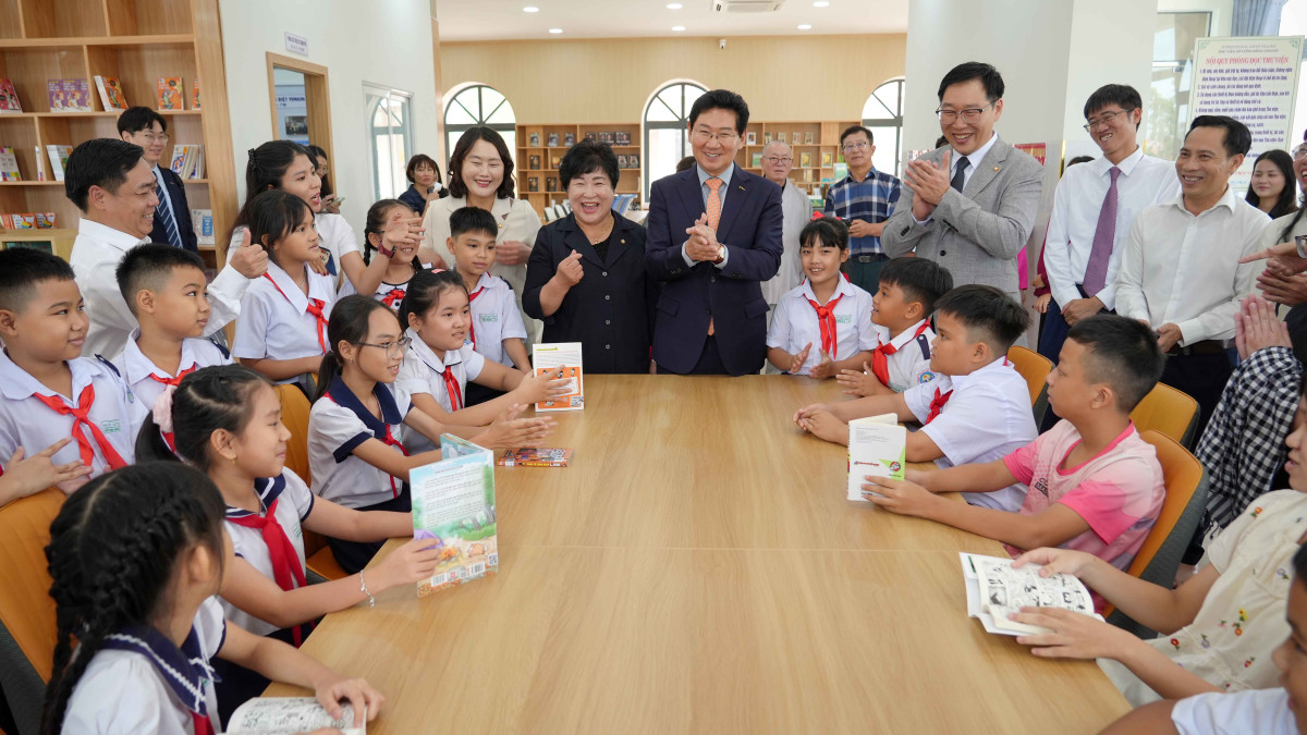 ▲이상일 용인특례시장이 6일 오전 베트남 다낭시 꽝푸구 '용인 공공 디지털도서관'에서 현지 청소년들과 이야기를 나누고 있다. 이 도서관은 용인특례시가 공적개발원조(ODA)로 건립한 첫 국제개발협력 사업이다. (용인특례시)