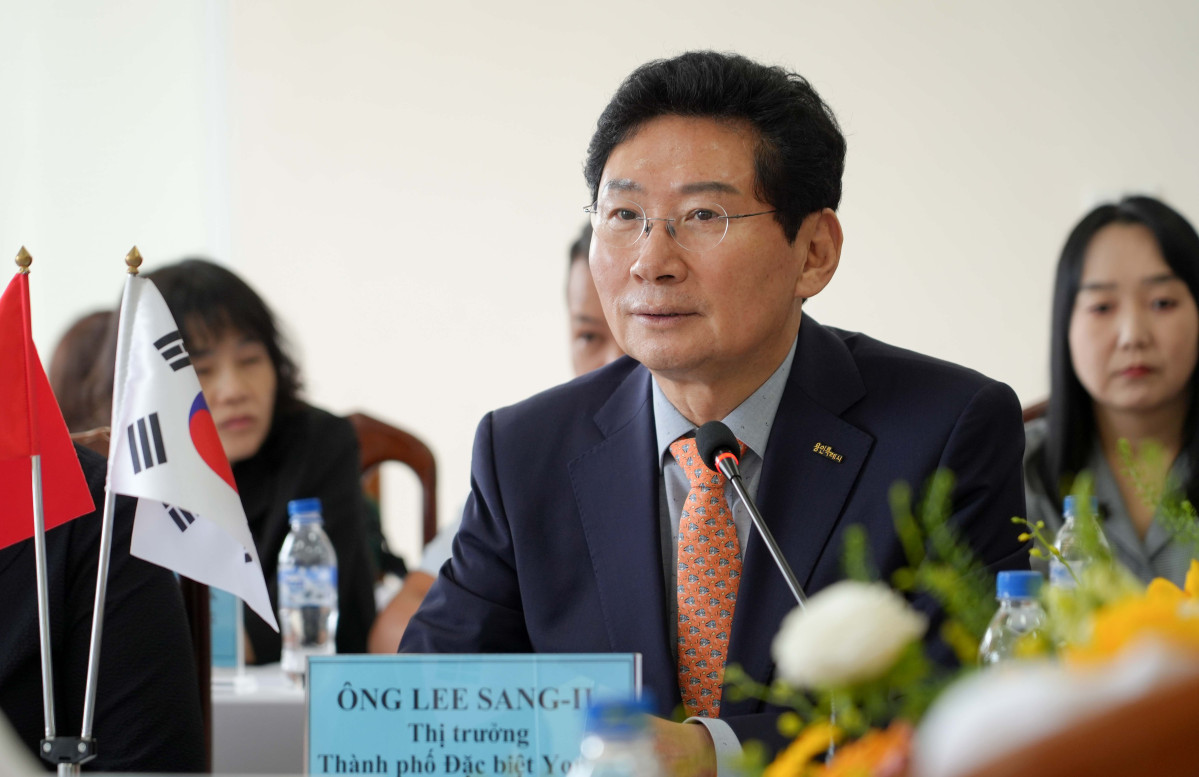 ▲이상일 용인특례시장이 6일 오전 베트남 다낭시 꽝푸구청에서 부이응옥안 꽝푸구 당서기와 회담하고 있다. 이 시장은 이 자리에서 2027년 용인 청년봉사단 20여 명의 다낭 파견 계획을 설명하고 협조를 요청했다. (용인특례시)
