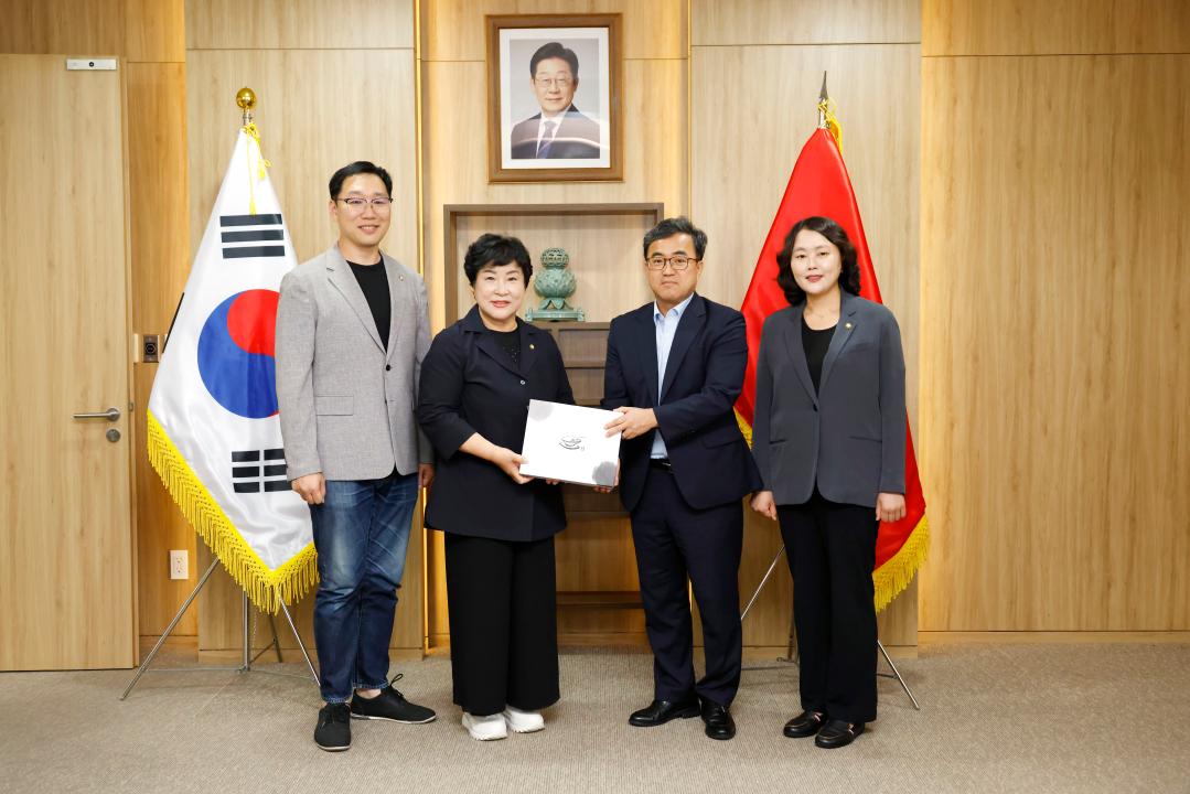 ▲장정순 용인특례시의회 의장이 4일 주다낭 대한민국 총영사관을 방문해 한정일 총영사와 만나고 있다. 왼쪽부터 강영웅 국민의힘 대표의원, 장정순 의장, 한정일 총영사, 신나연 자치행정위원장. (용인특례시의회)