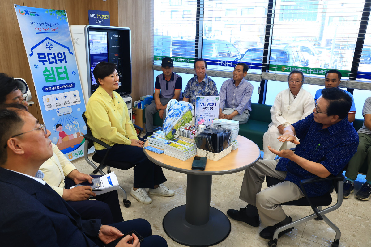 ▲송미령 농림축산식품부 장관이 6일 경기도 가평군농협에서 운영하는 무더위 쉼터를 찾아 지역 농업인과 외국인 노동자의 온열질환 예방 대책을 점검하고, 냉방용품과 폭염 대응 안내서를 나눠준 뒤 대화를 나누고 있다. (사진제공=농림축산식품부)