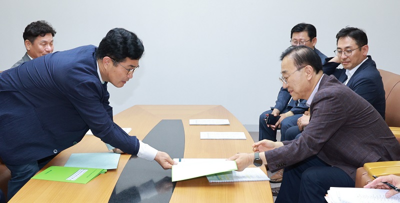 ▲이원택 전북특별자치도지사가 지난달 22일 김윤덕 국토교통부 장관을 만나 금융·농생명·첨단산업 관련 공공기관의 전북 배치를 요청하고 있다. (사진제공=전북특별자치도)
