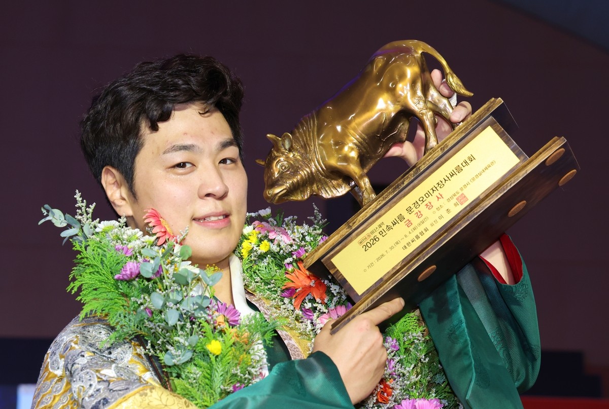 ▲최정만 장사가 2026 문경오미자장사씨름대회 우승 트로피를 들어 보이고 있다. (사진제공=영암군)