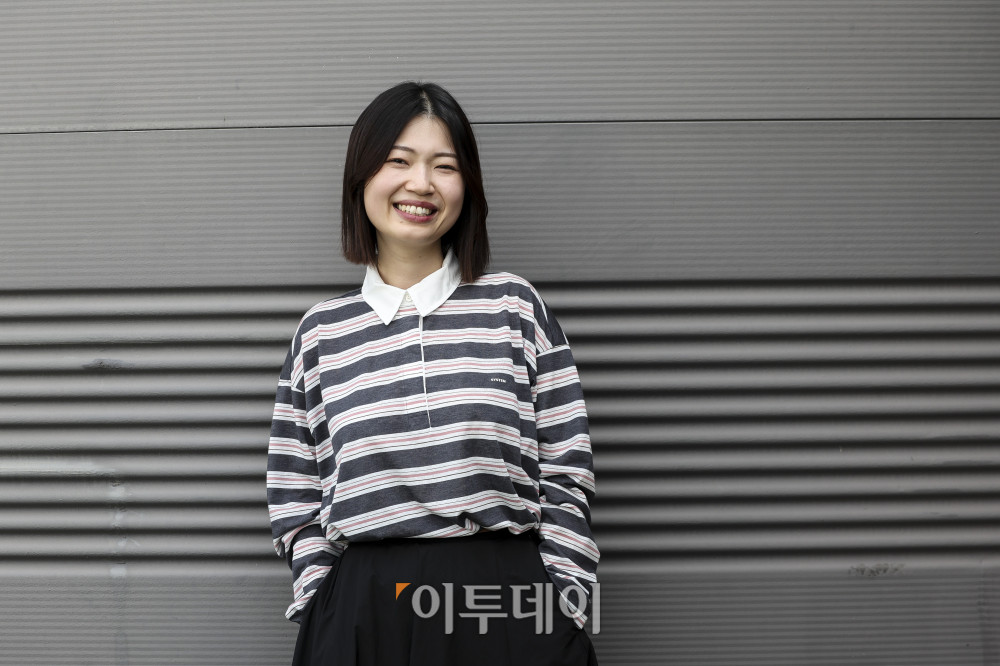 ▲김초엽 작가가 4일 경기 고양시 덕은구의 사무실에서 이투데이와 인터뷰에 앞서 사진촬영을 하고 있다. (고성준 기자 joonko1@)