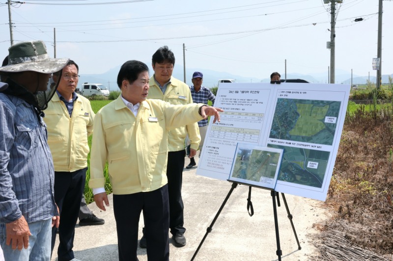 ▲농업용수 확보와 가뭄 대응 상황 점검 중인 공영민 전남광주특별시 고흥군수. (고흥군)