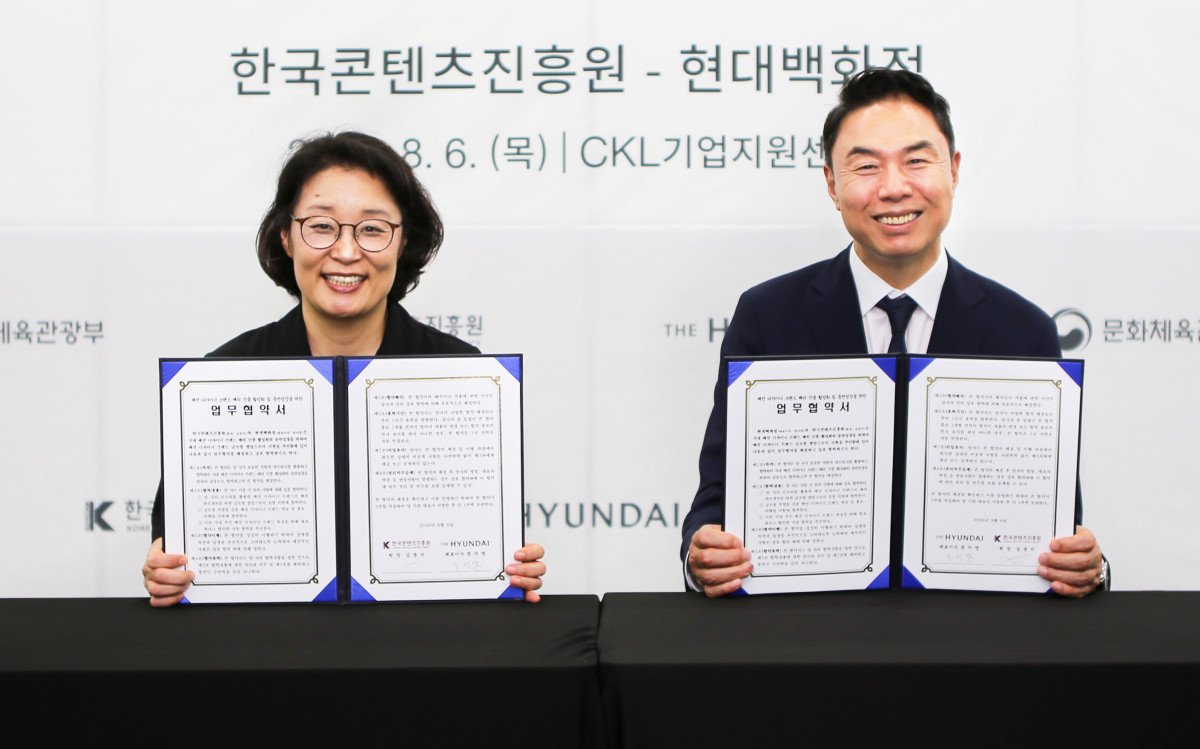 ▲6일 오후 서울 중구 CKL기업지원센터에서 열린 ‘패션 디자이너 브랜드 해외 진출 활성화 및 동반성장을 위한 업무협약(MOU)’ 체결식에서 현대백화점 정지영 사장(사진 오른쪽)과 한국콘텐츠진흥원 김윤지 원장(사진 왼쪽)이 기념사진을 찍고 있다. (현대백화점)
