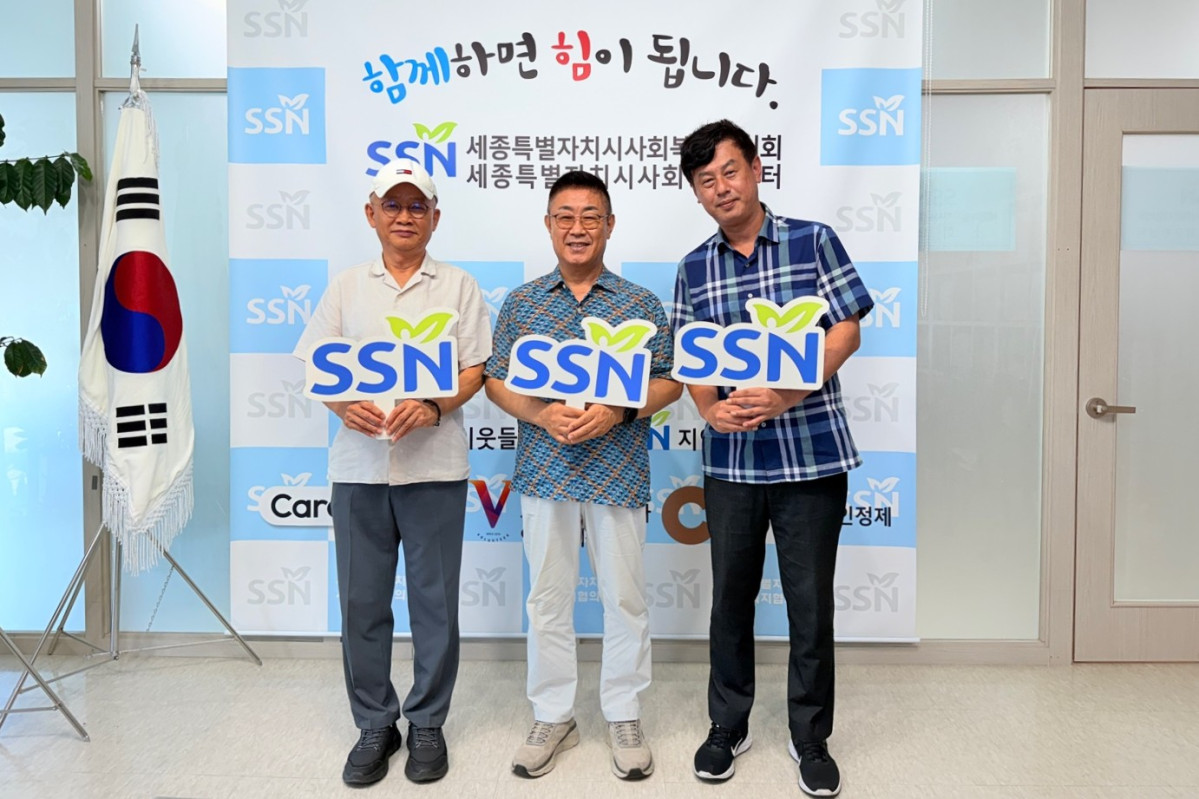 ▲6일 세종시 사회복지협의회에서 열린 기부 물품 전달식에서 (왼쪽부터) 문홍길 축산환경관리원장, 김부유 세종시사회복지협의회장, 이태성 대상 계란BO장이 기념사진을 촬영하고 있다.